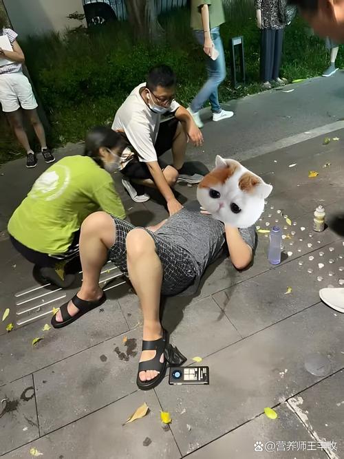 广西男子忘喂狗，被狗追打上演打狗棍法！（男被一只狗狗教训了）