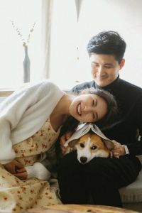狗狗守护病童，传递爱与阳光（人跟宠物狗拍的照片）